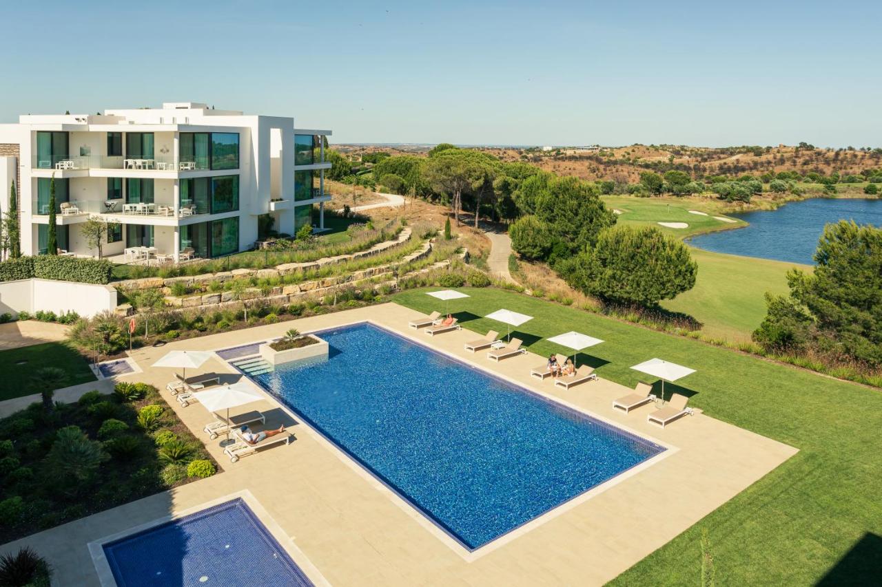 Monte Rei apartments pool