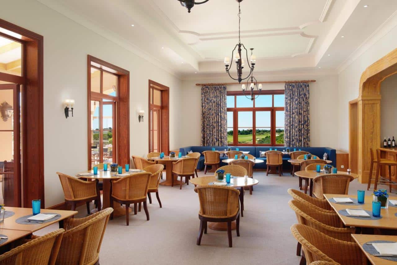 Monte Rei breakfast room