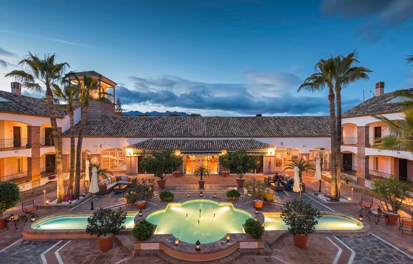La Cala Golf & Spa Resort - Pool at night