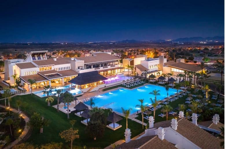 Ona Hacienda del Alamo Golf & Resort - Pool & hotel view by night