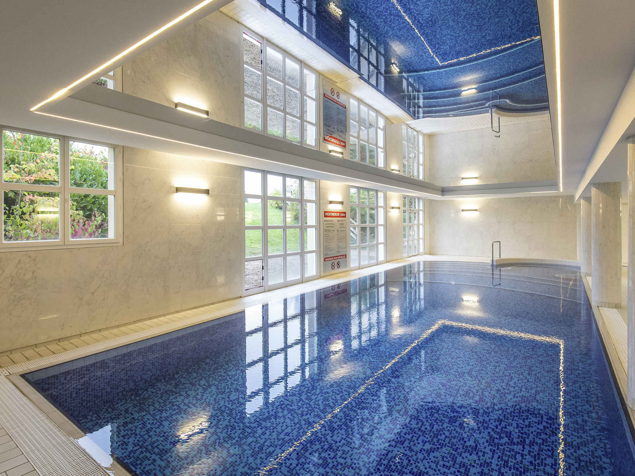 Mercure Chantilly France - Indoor pool