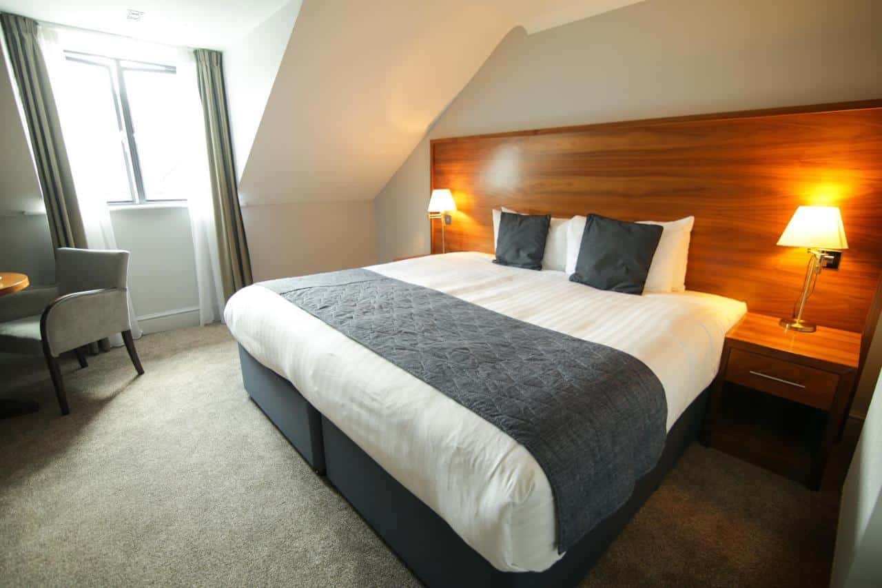 Old Thorns Manor Hotel - bedroom