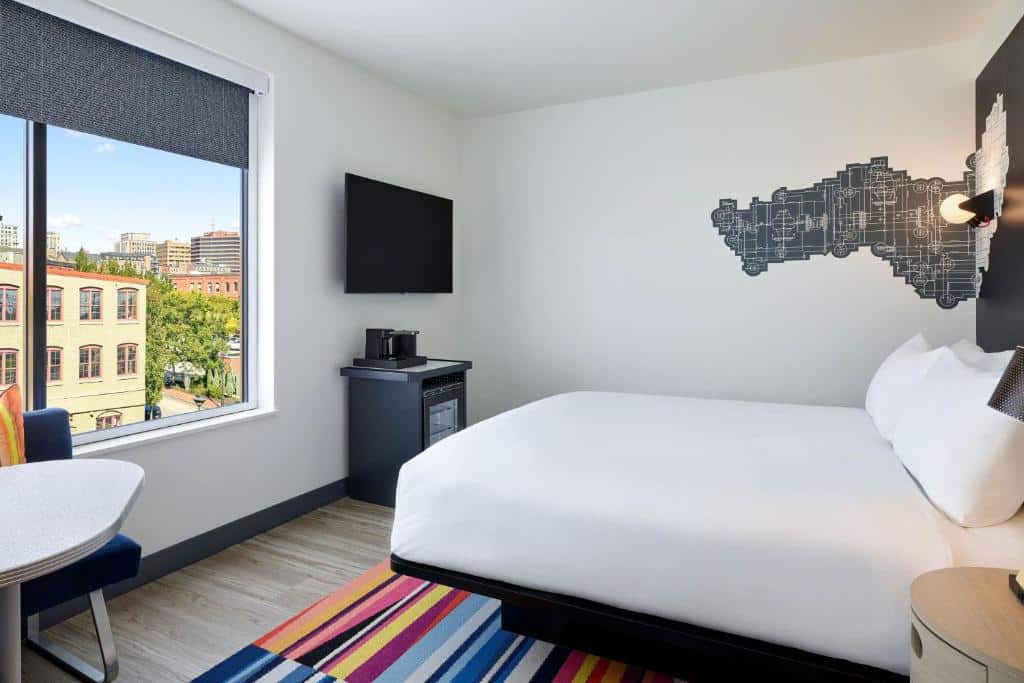 Aloft Portland Downtown - bedroom