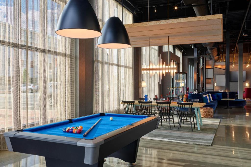Aloft Portland Downtown - hang out area