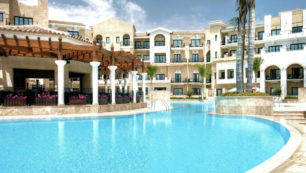 DoubleTree by Hilton La Torre hotel - outdoor swimming pool