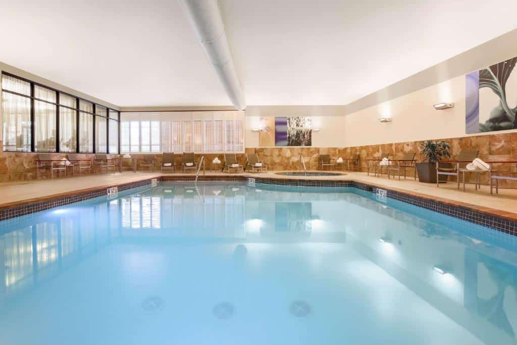 Hilton Promenade at Branson Landing - swimming pool