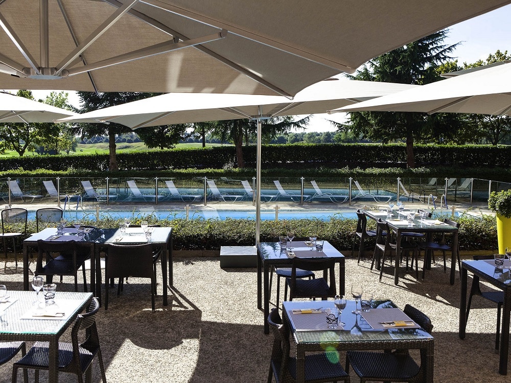 Novotel Saint Quentin Golf National - Restaurant and pool