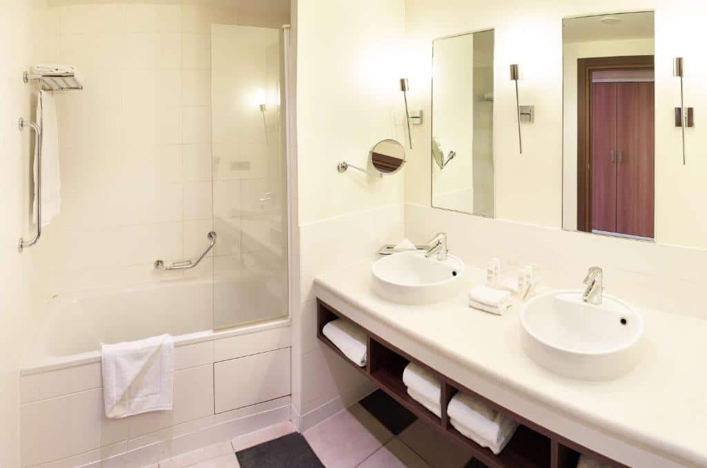 Radisson Blu Hotel Paris - Bathroom